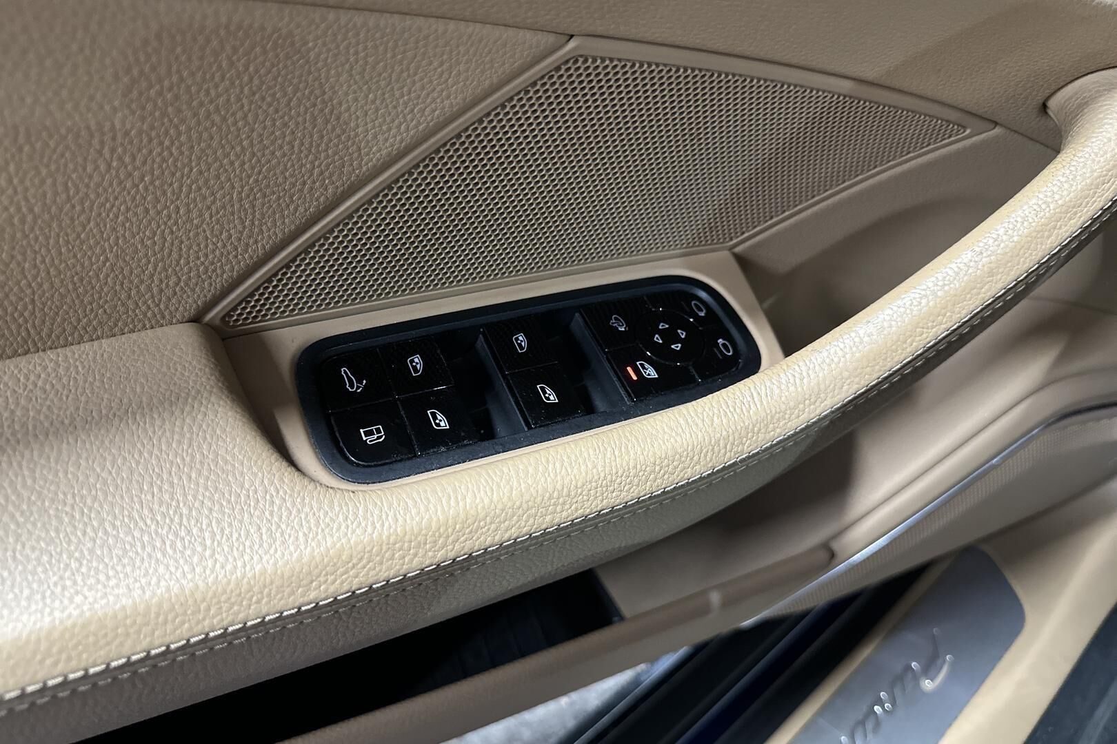 Porsche Panamera iso kuva 16