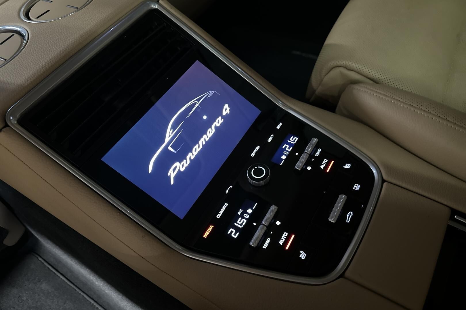 Porsche Panamera iso kuva 19