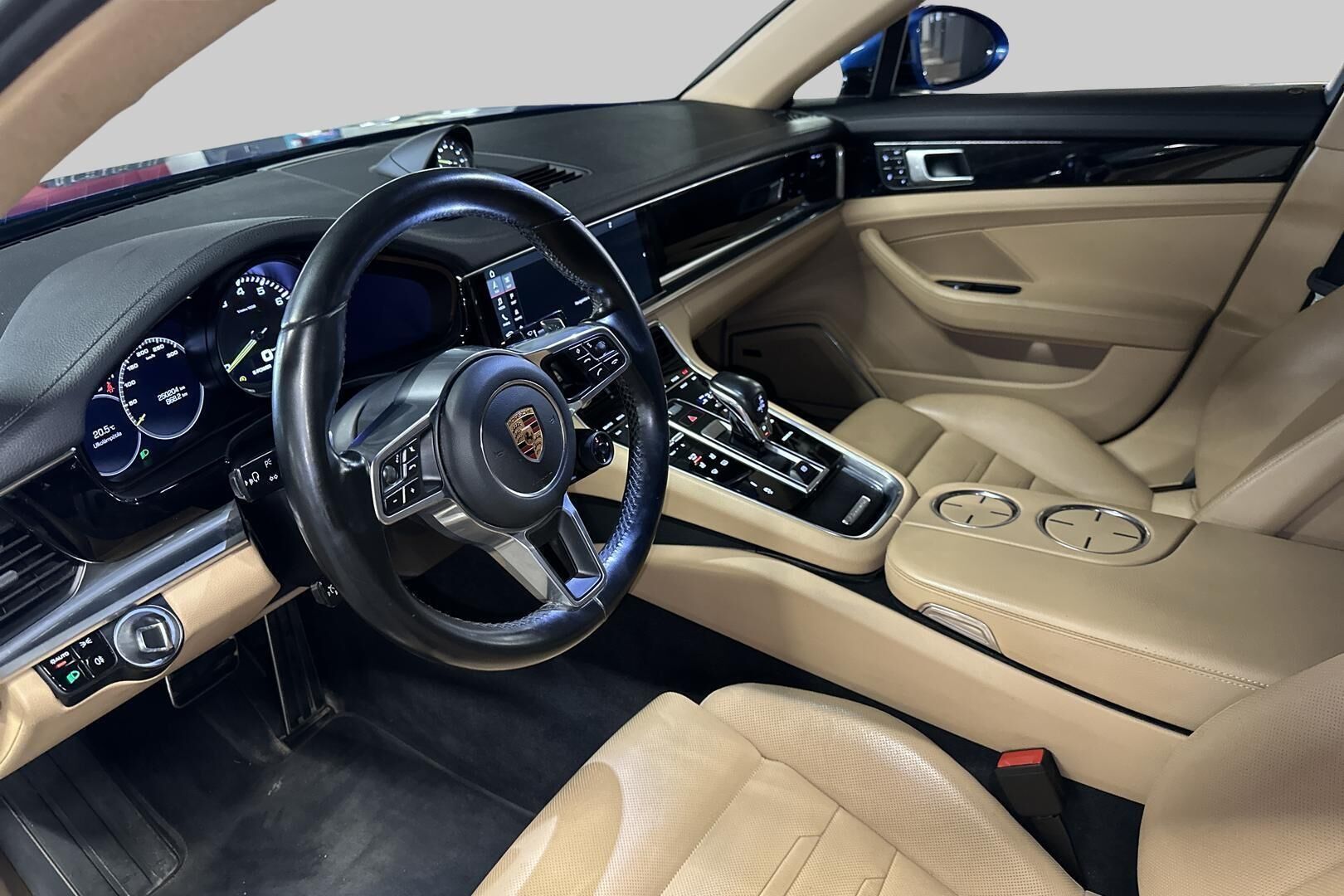 Porsche Panamera iso kuva 3