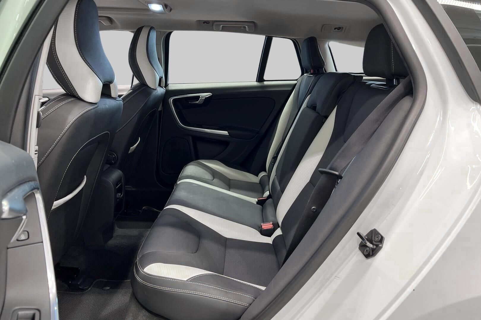 Volvo V60 iso kuva 10