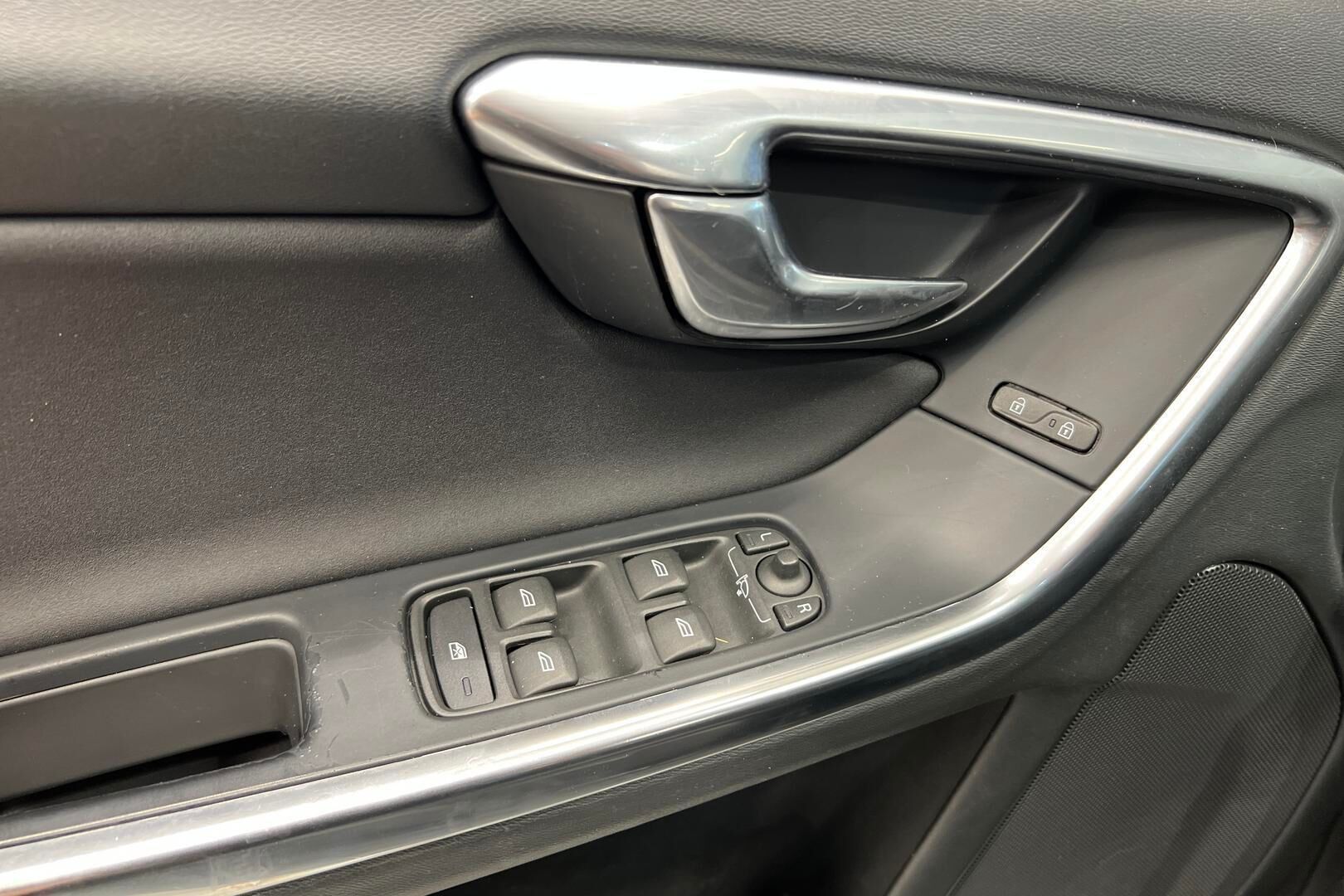 Volvo V60 iso kuva 28