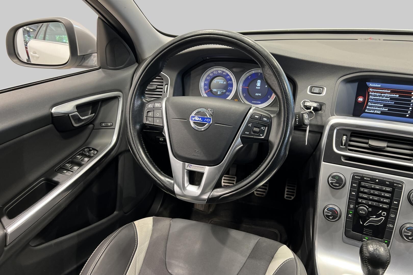 Volvo V60 iso kuva 29