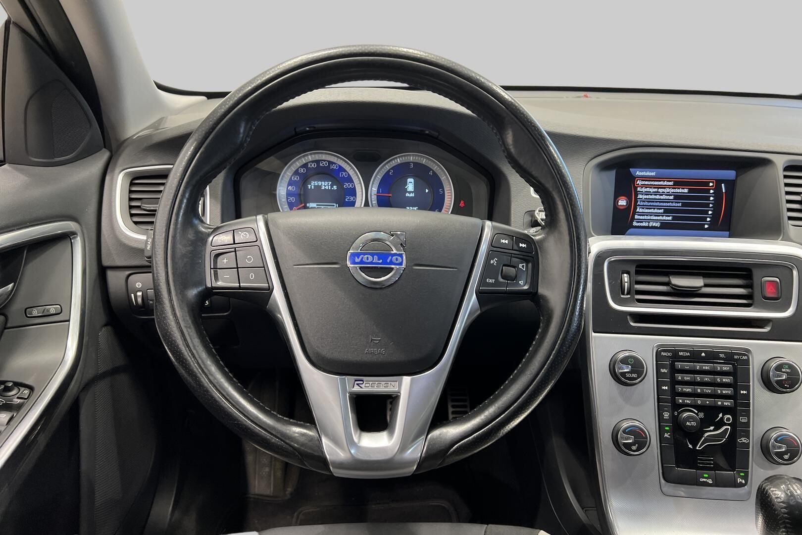 Volvo V60 iso kuva 30