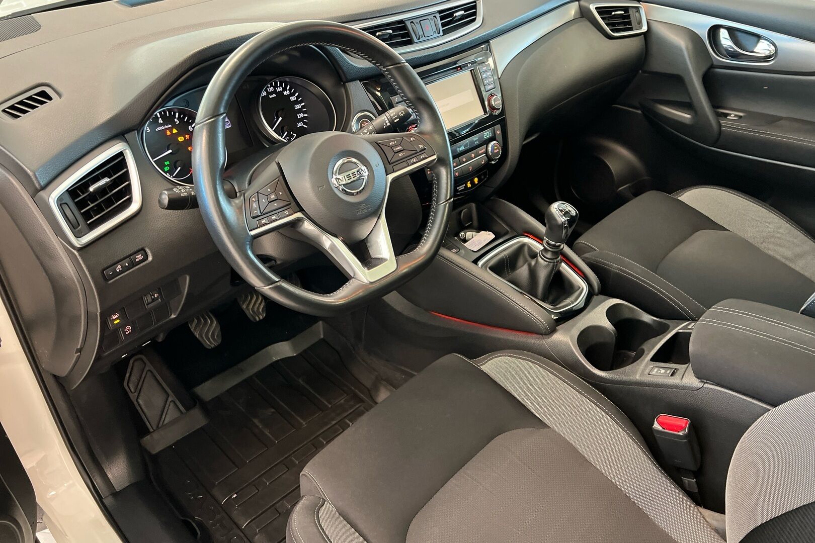 Nissan Qashqai iso kuva 7