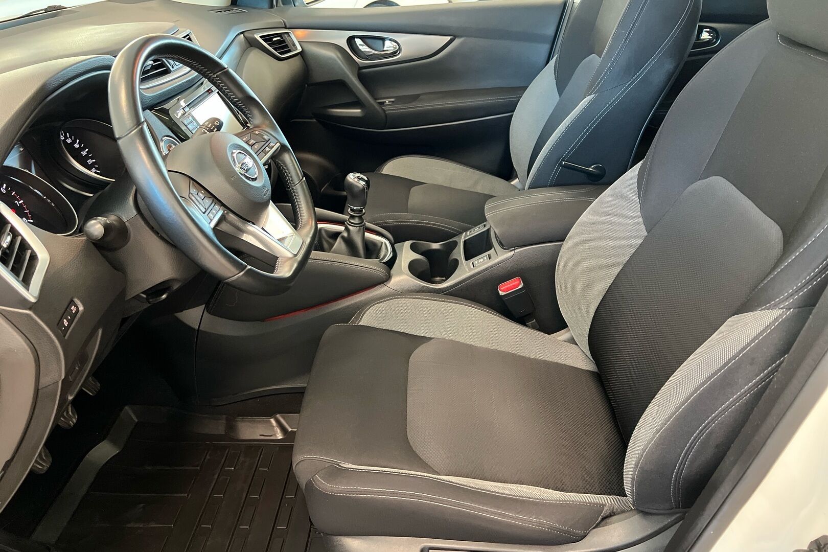 Nissan Qashqai iso kuva 8