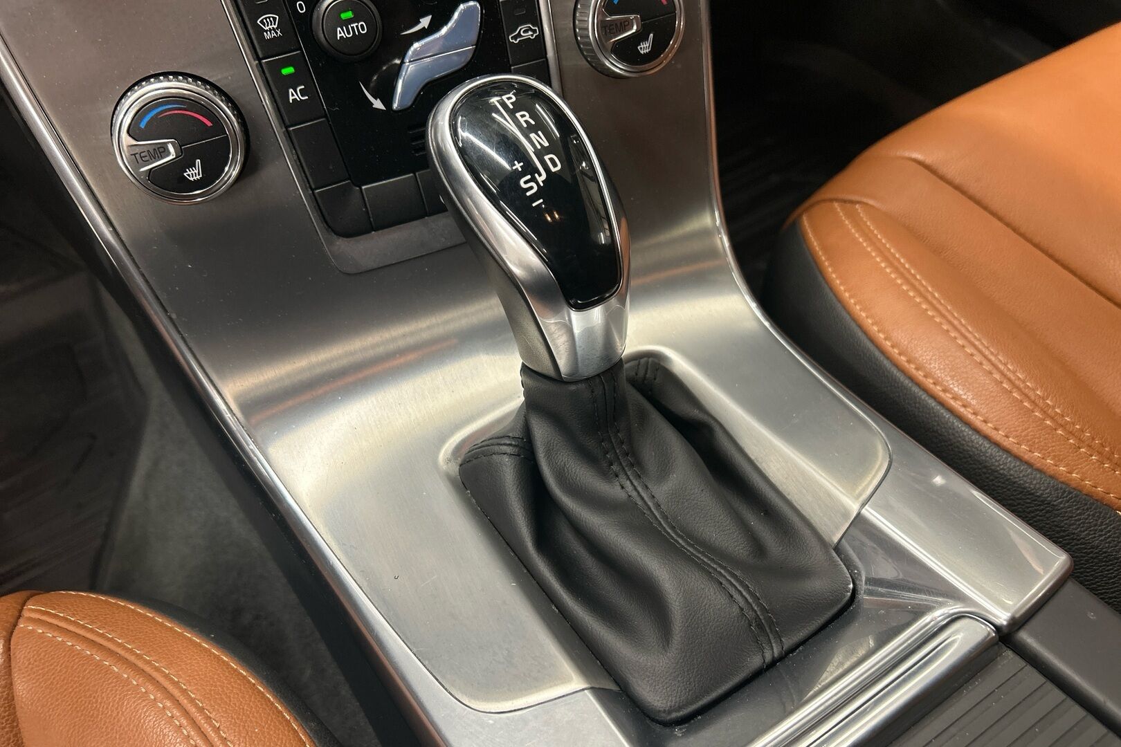 Volvo V60 iso kuva 15