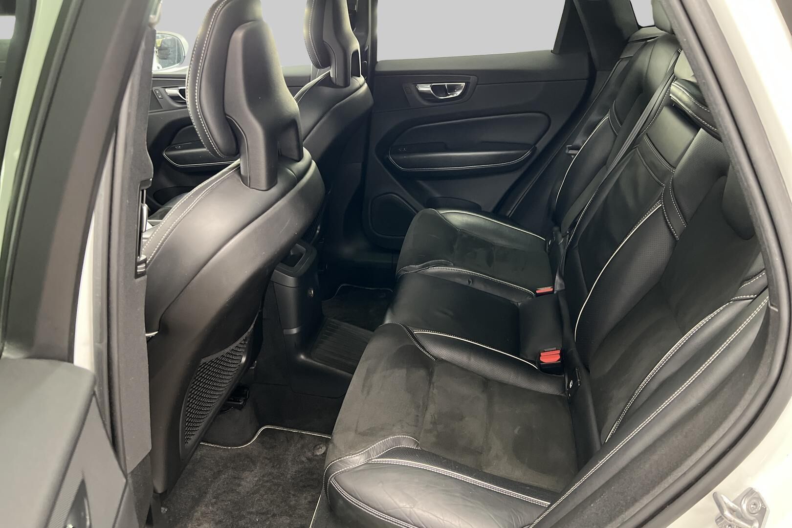 Volvo XC60 iso kuva 9