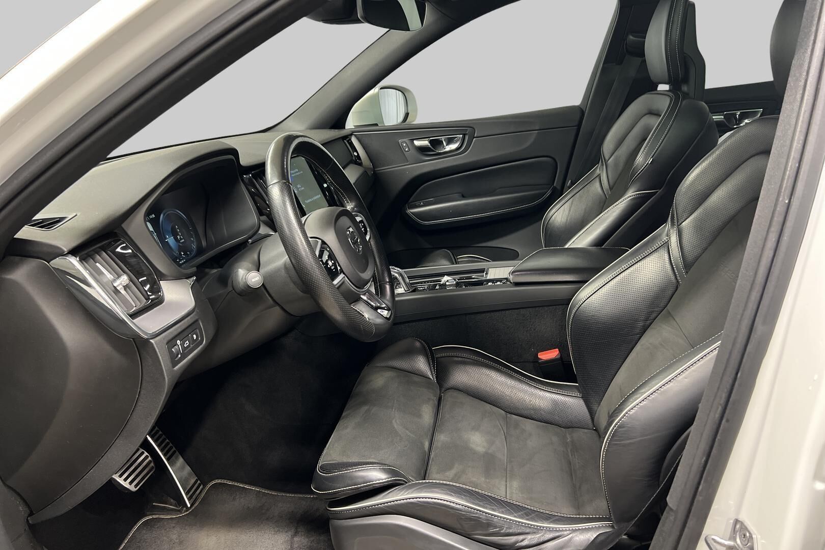 Volvo XC60 iso kuva 8