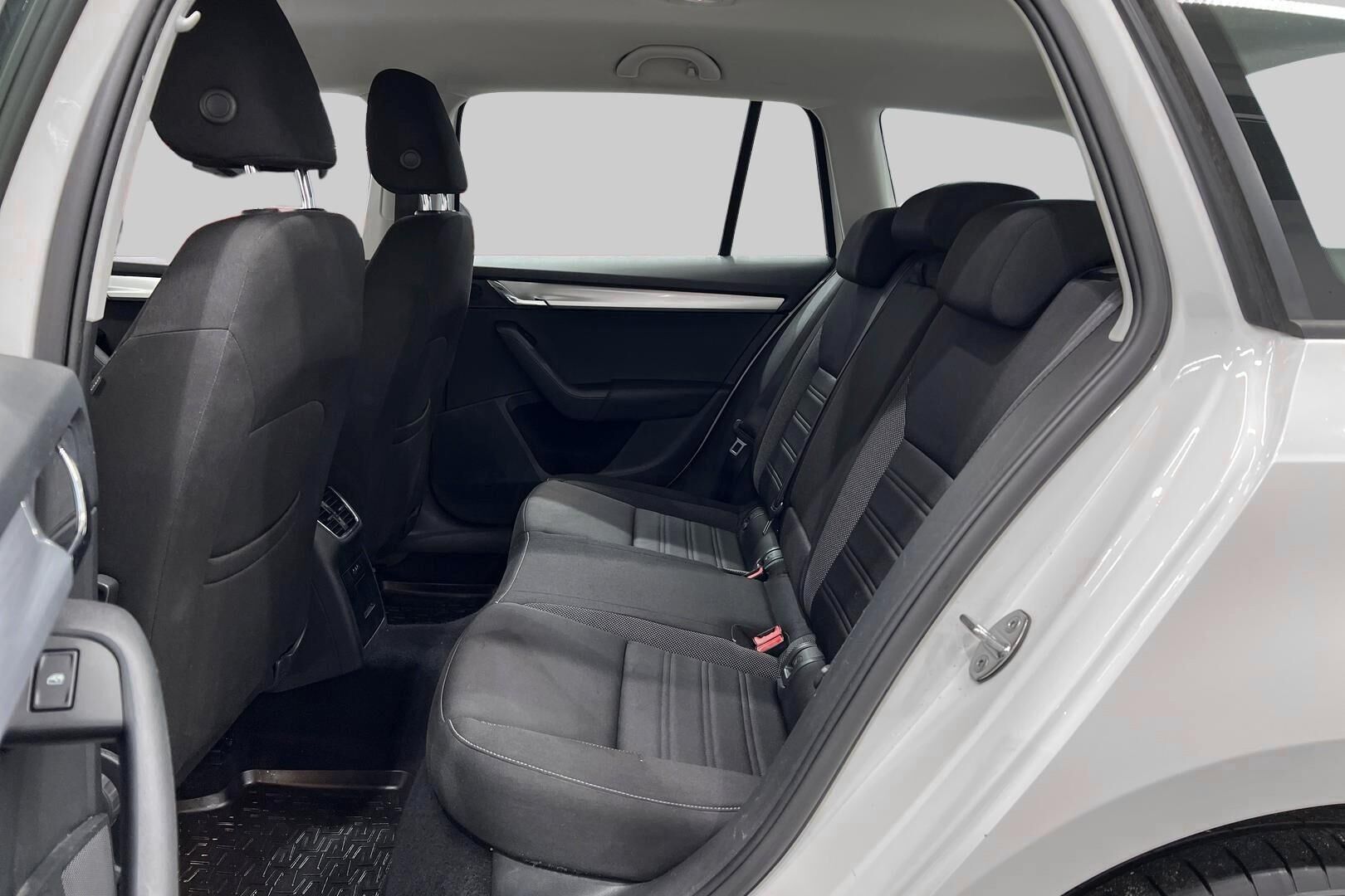 Skoda Octavia iso kuva 10