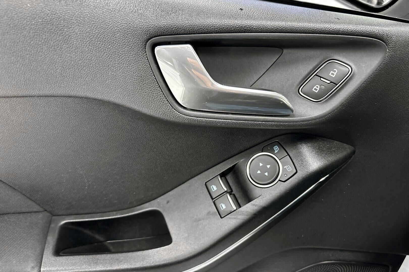 Ford Fiesta iso kuva 22