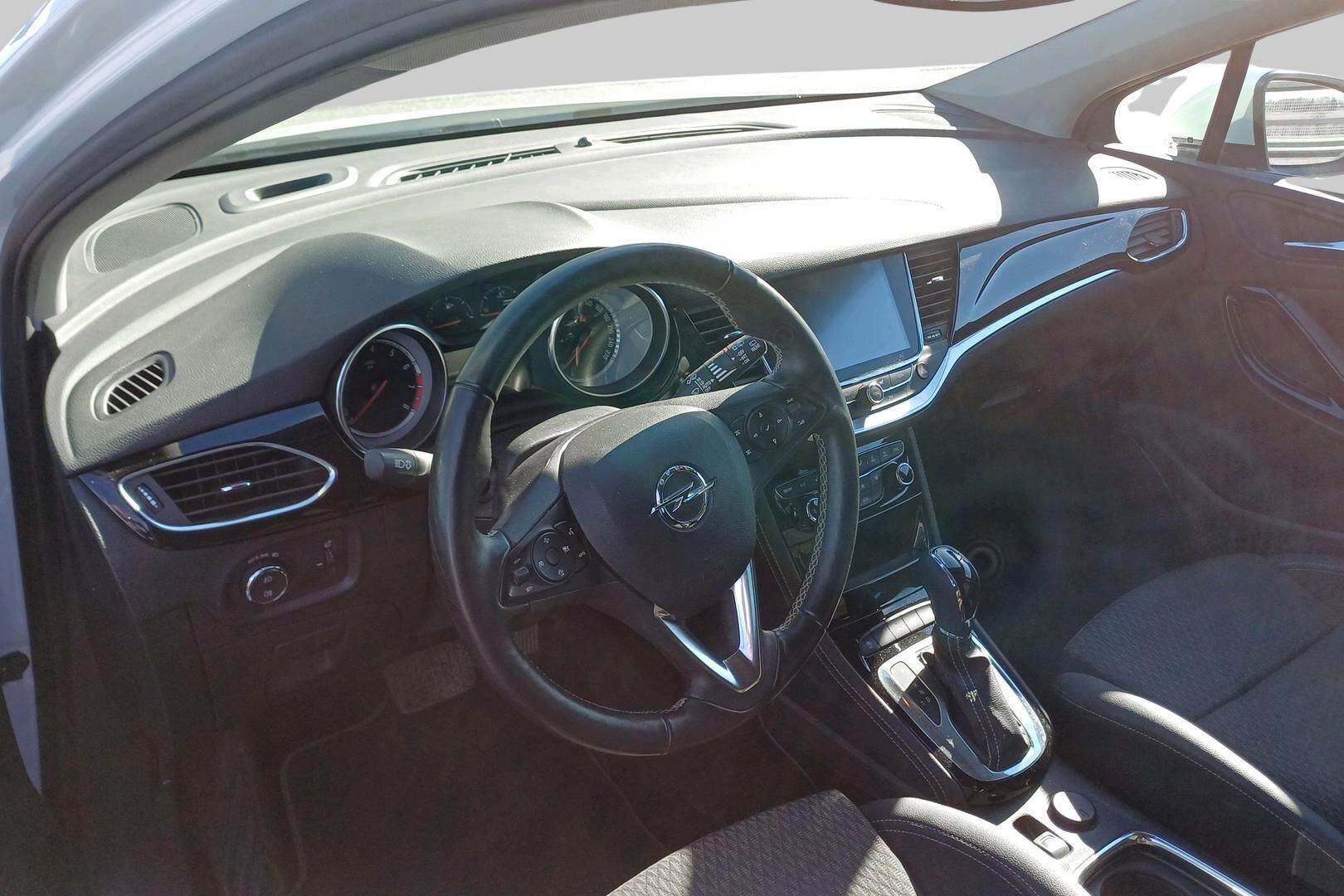 Opel Astra iso kuva 2