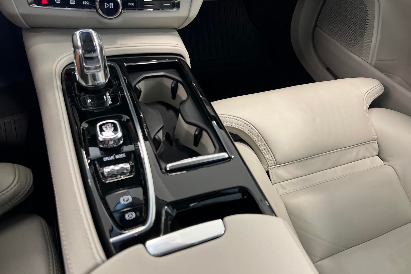 Volvo V90 iso kuva 12