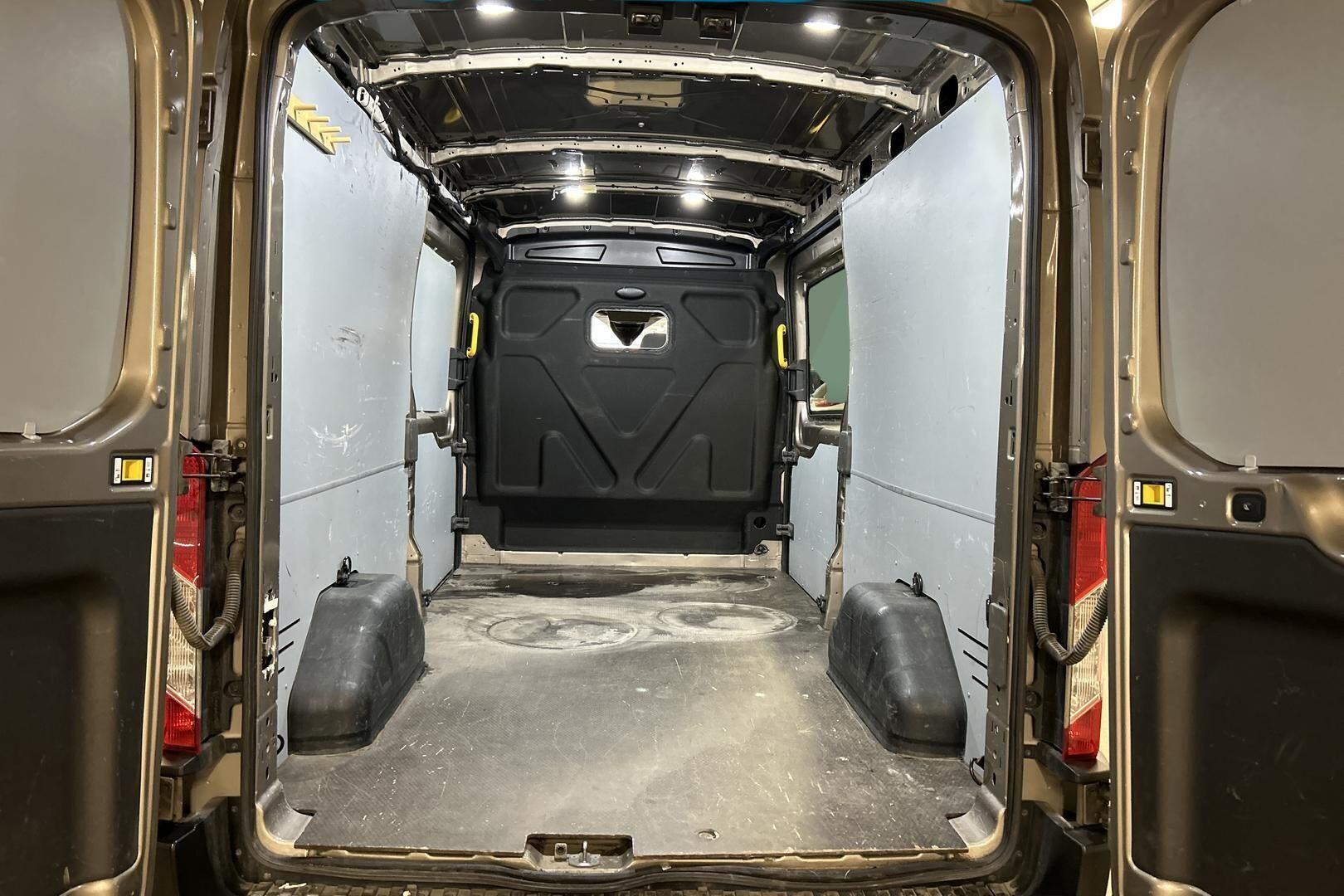 Ford Transit iso kuva 12
