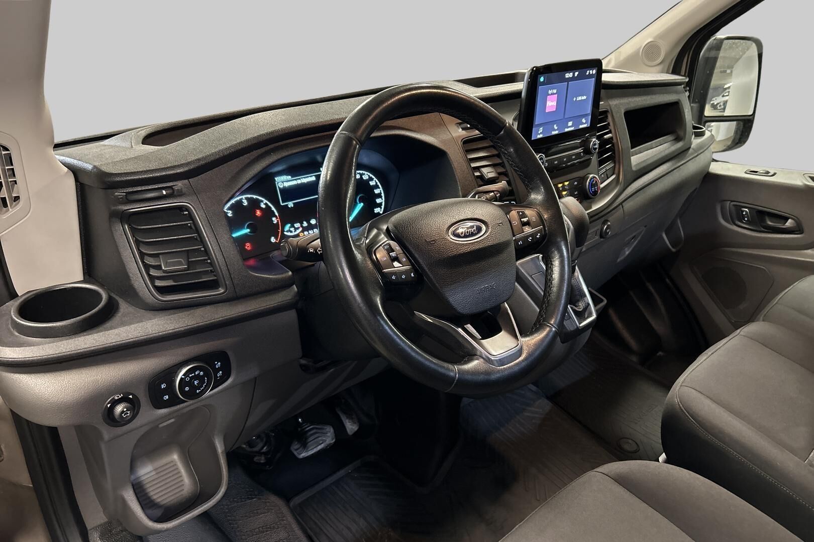 Ford Transit iso kuva 9