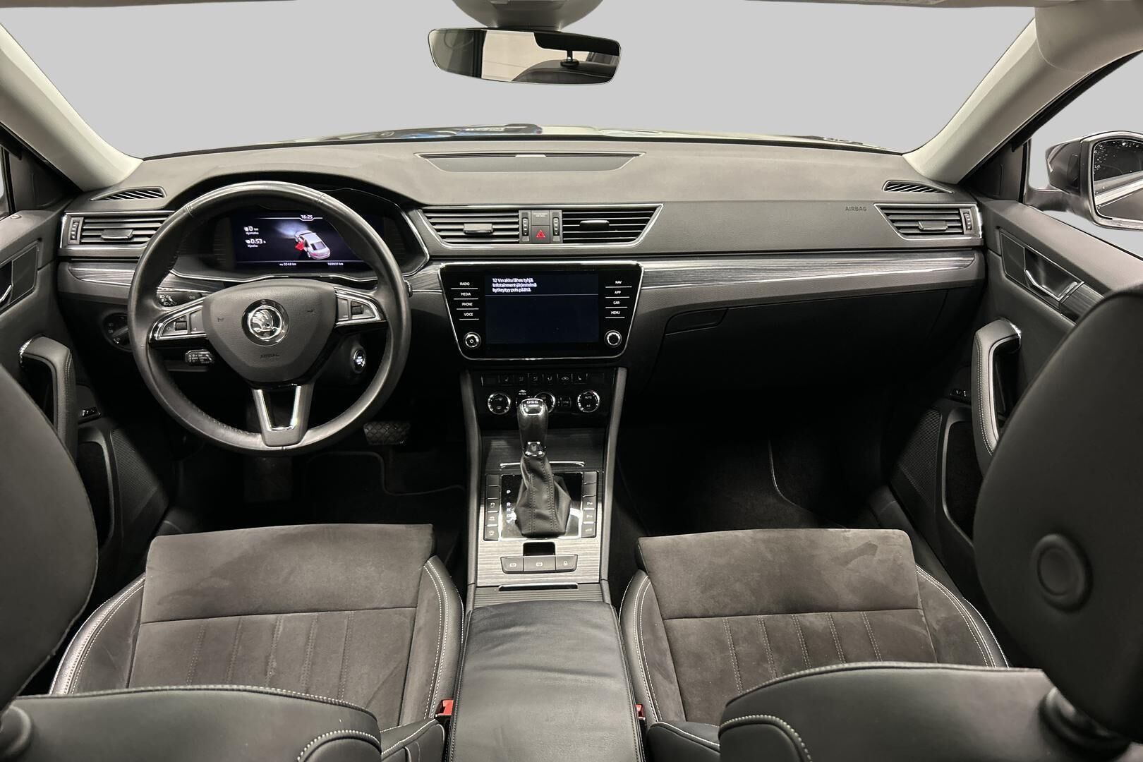 Skoda Superb iso kuva 10