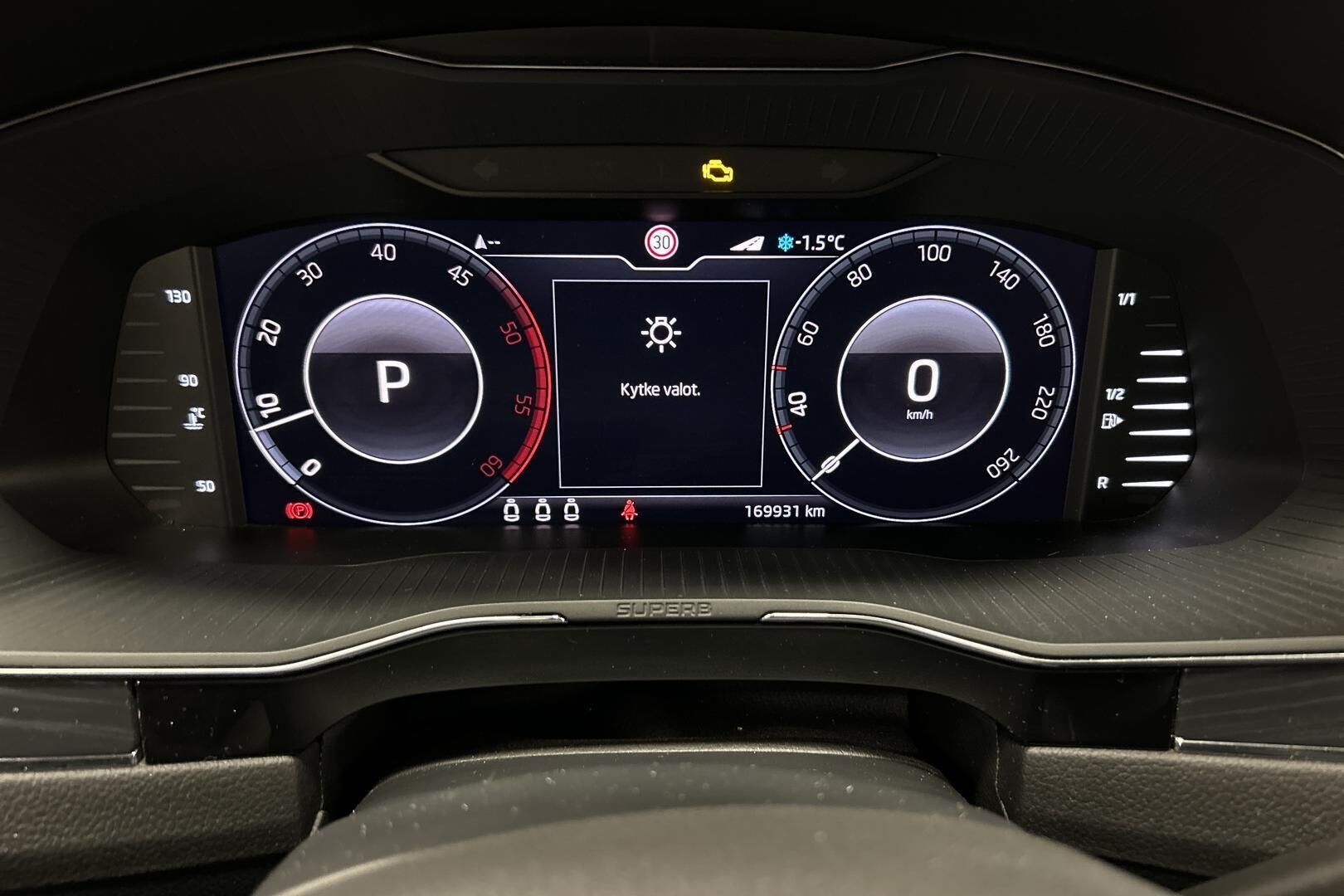 Skoda Superb iso kuva 13