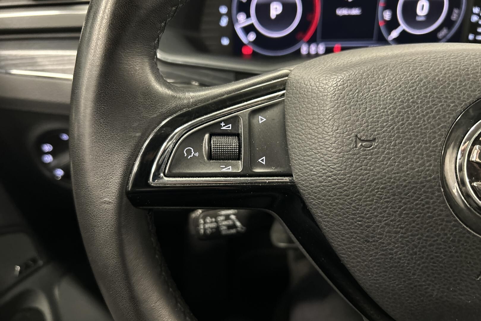 Skoda Superb iso kuva 15