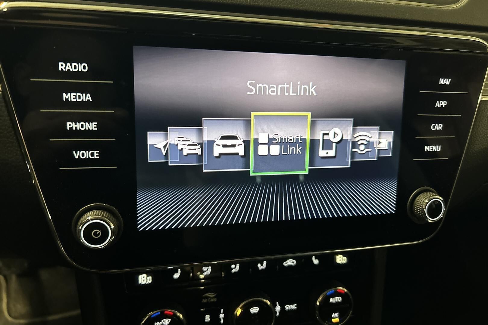 Skoda Superb iso kuva 16