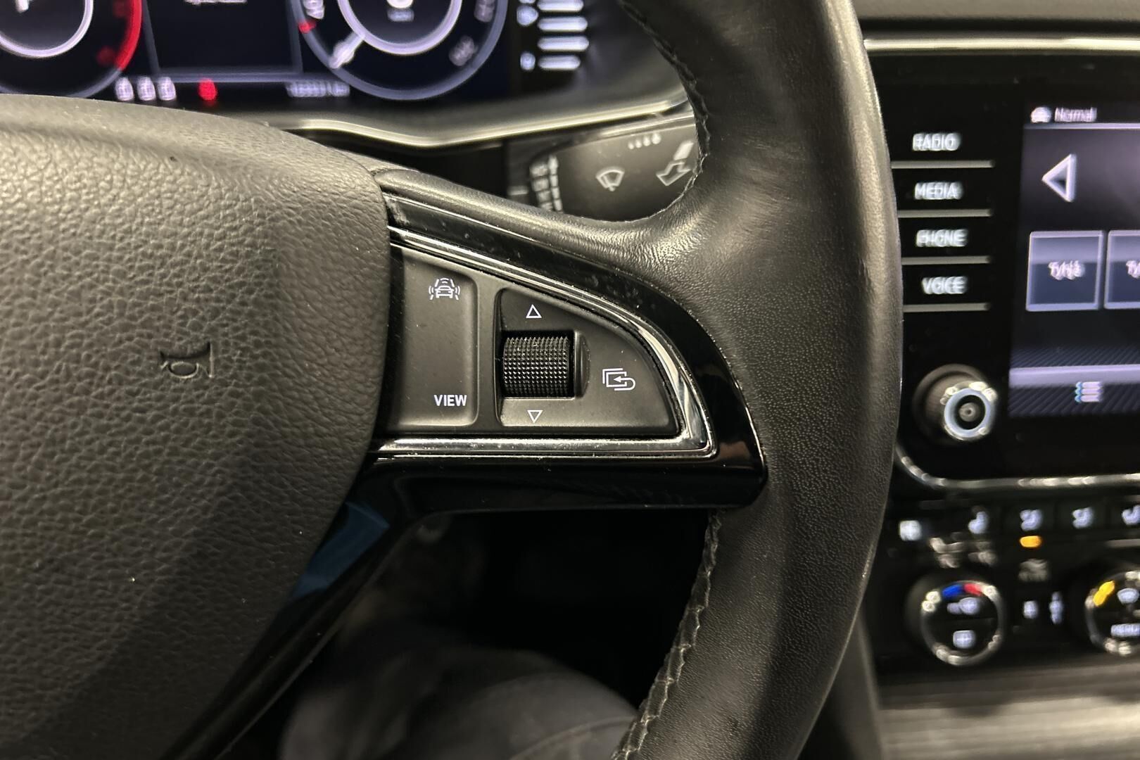 Skoda Superb iso kuva 22