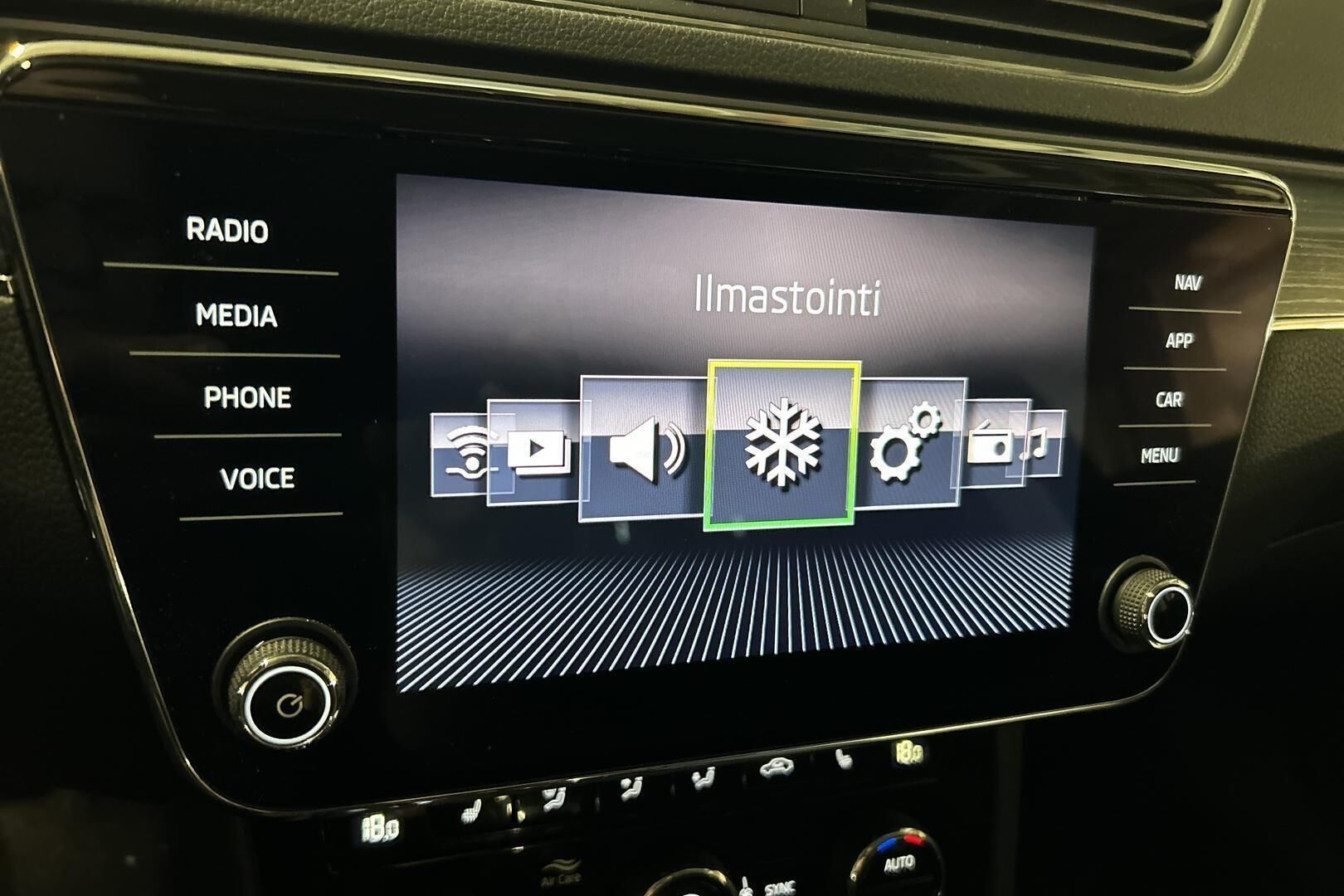 Skoda Superb iso kuva 17