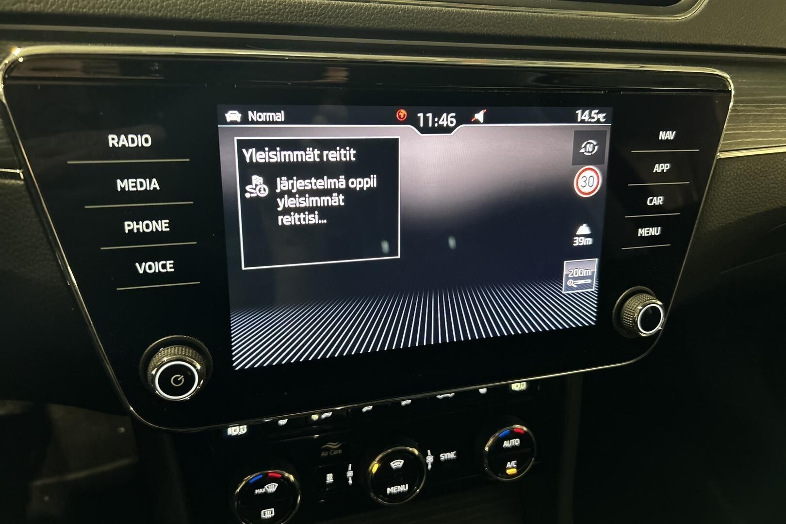 Skoda Superb iso kuva 19