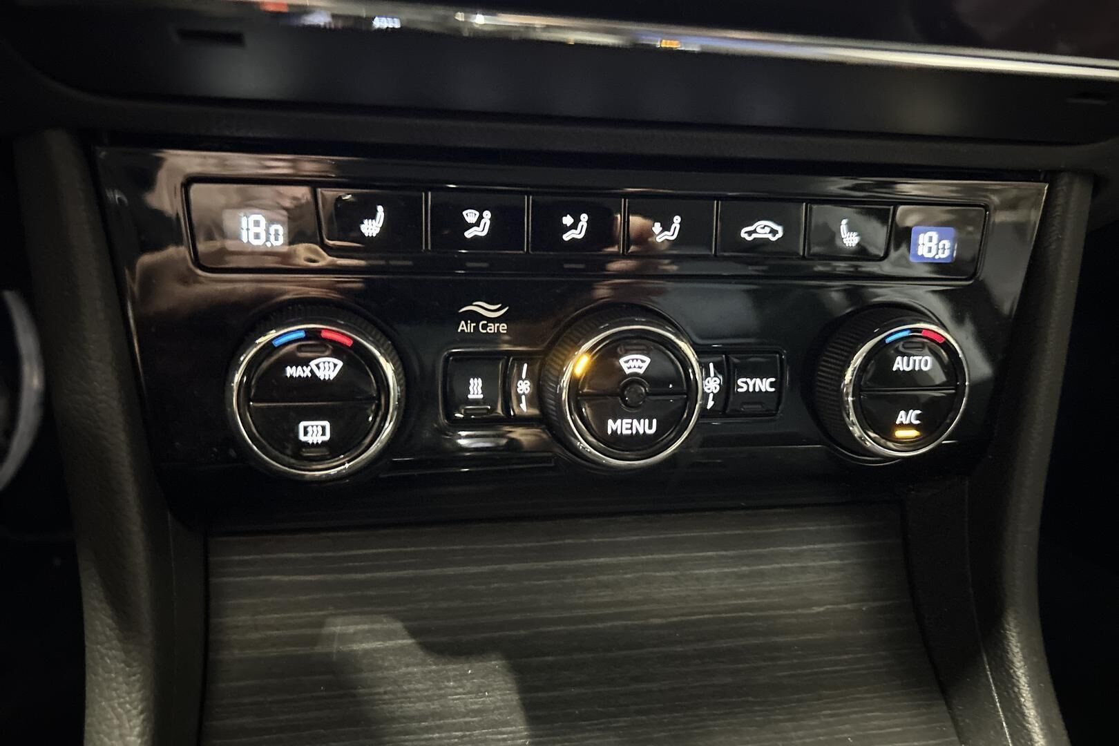 Skoda Superb iso kuva 21