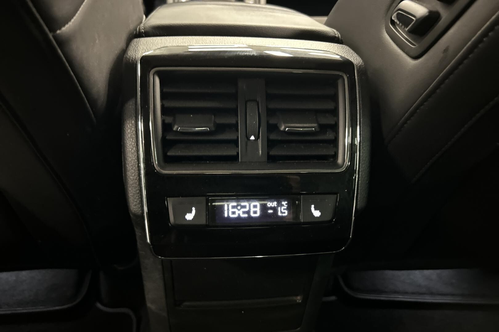 Skoda Superb iso kuva 23