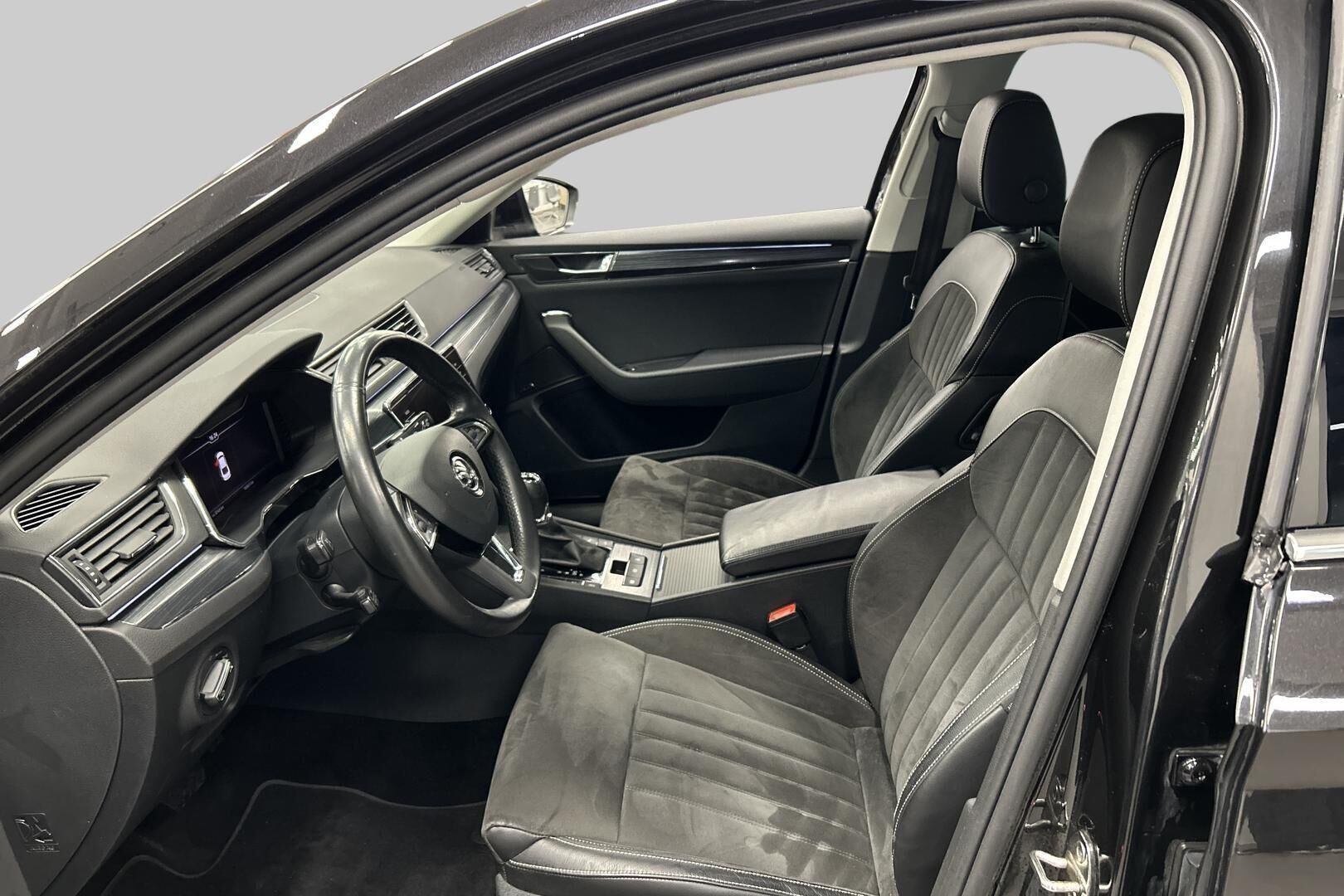 Skoda Superb iso kuva 8