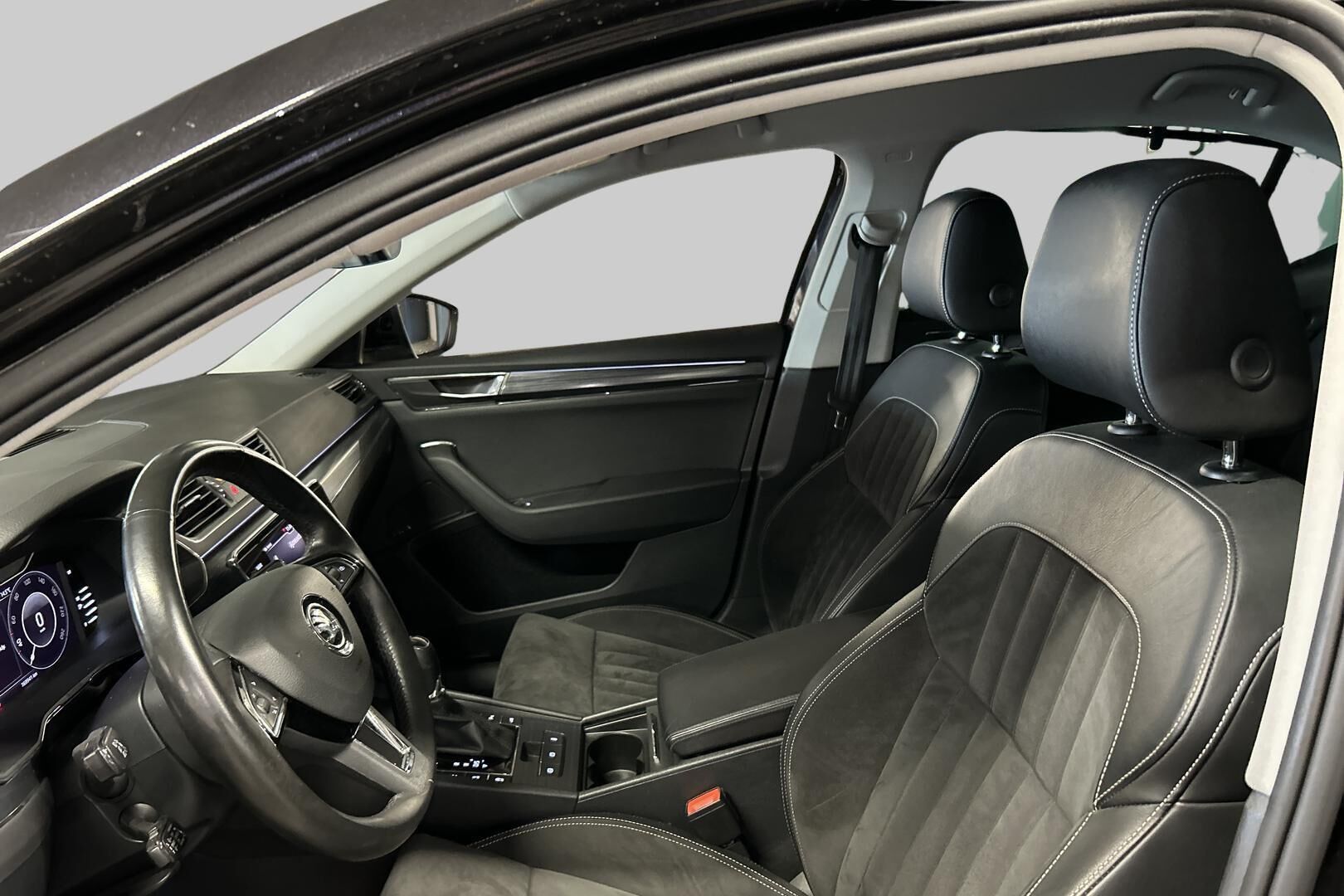 Skoda Superb iso kuva 9