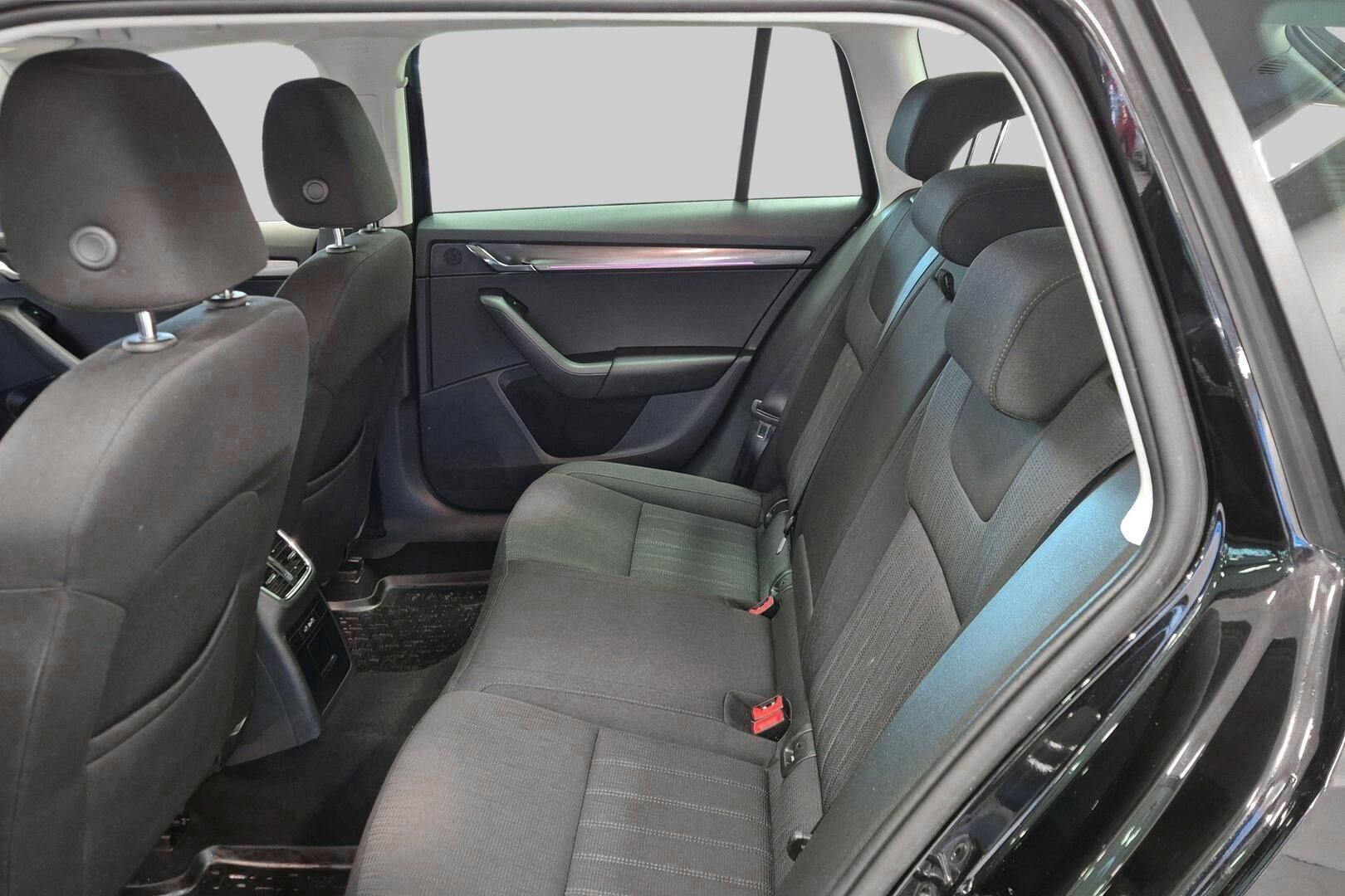 Skoda Octavia iso kuva 10