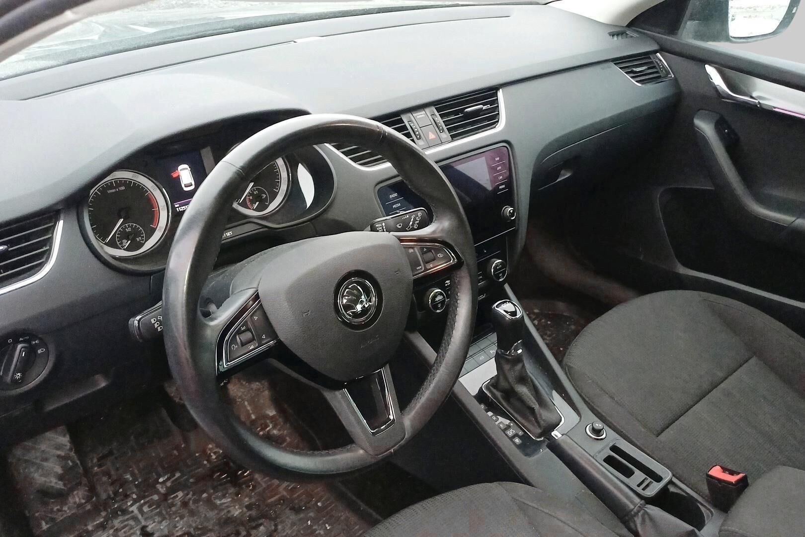 Skoda Octavia iso kuva 2