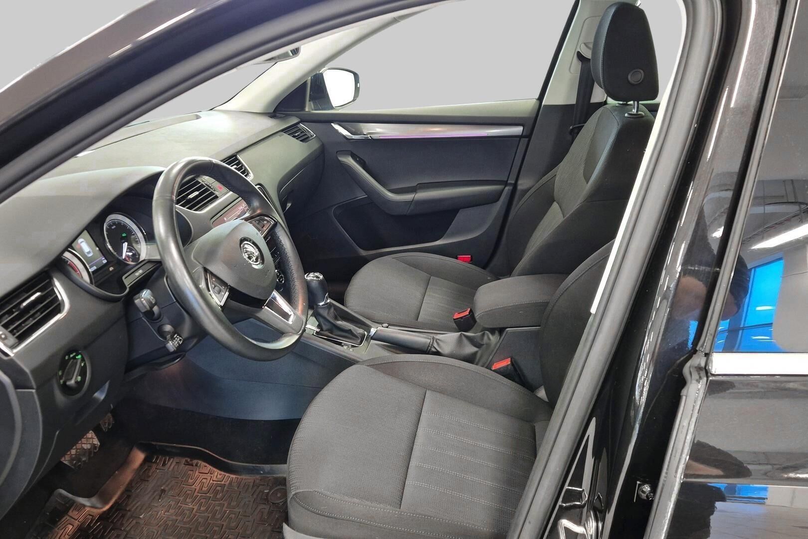 Skoda Octavia iso kuva 9