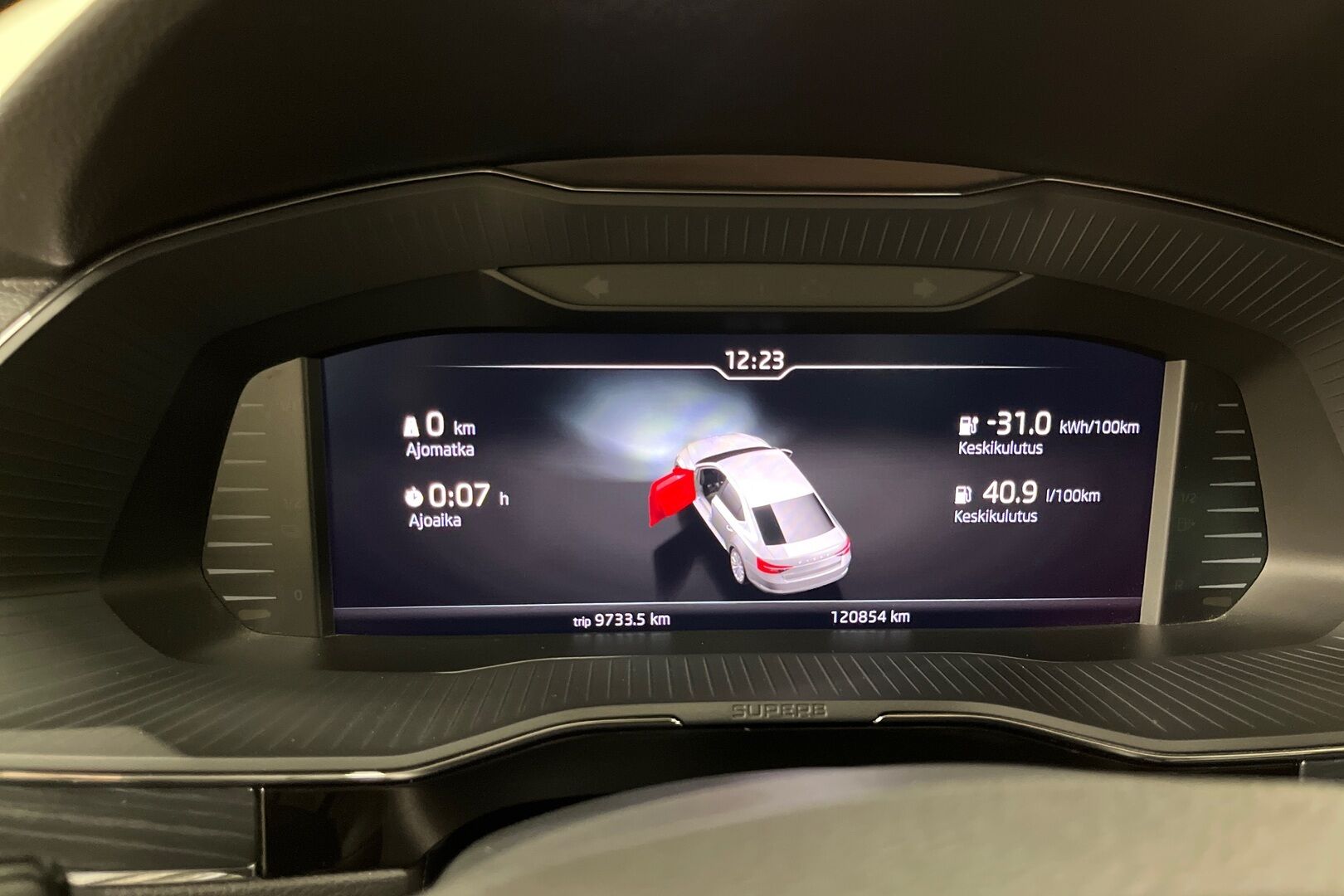 Skoda Superb iso kuva 13