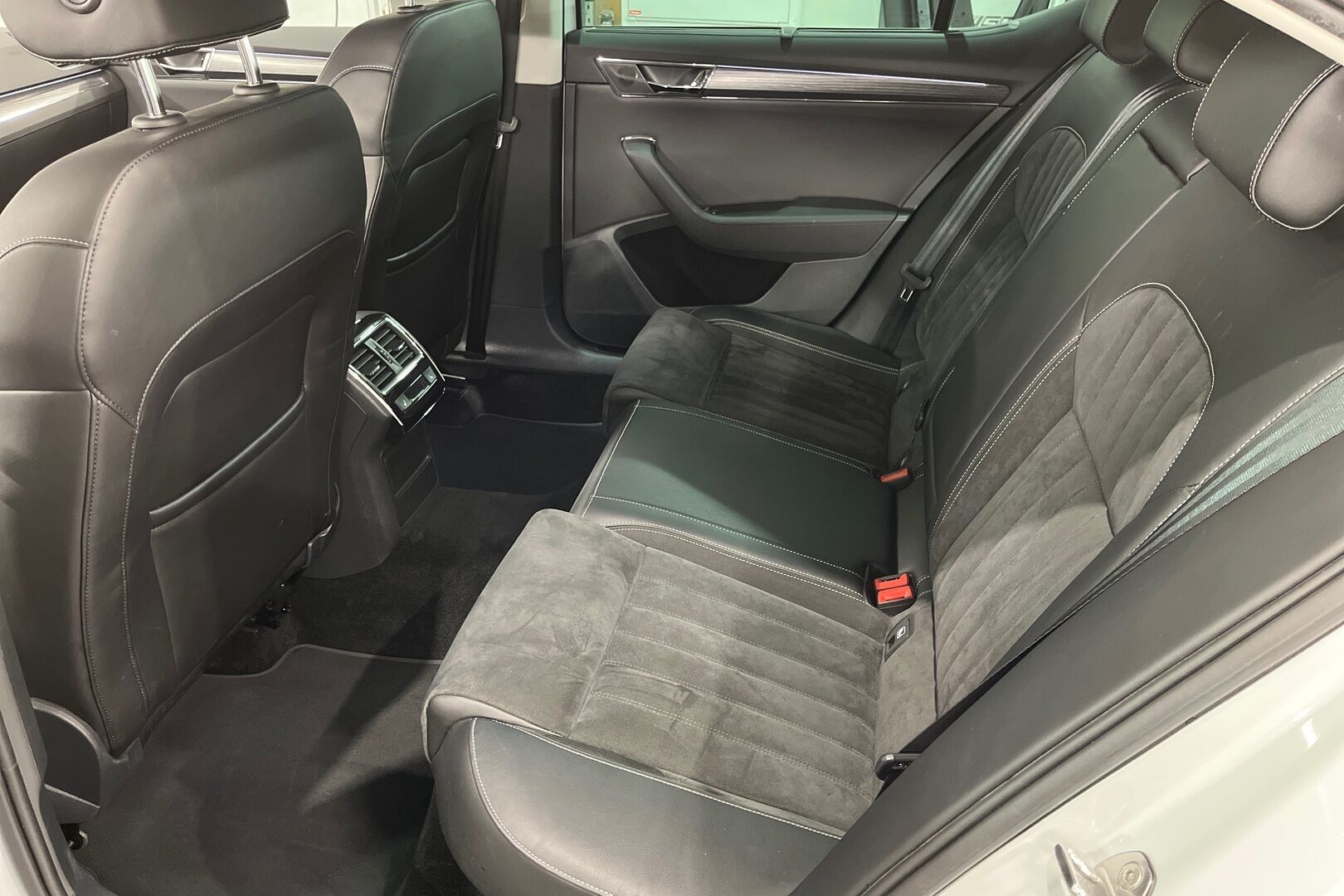 Skoda Superb iso kuva 8