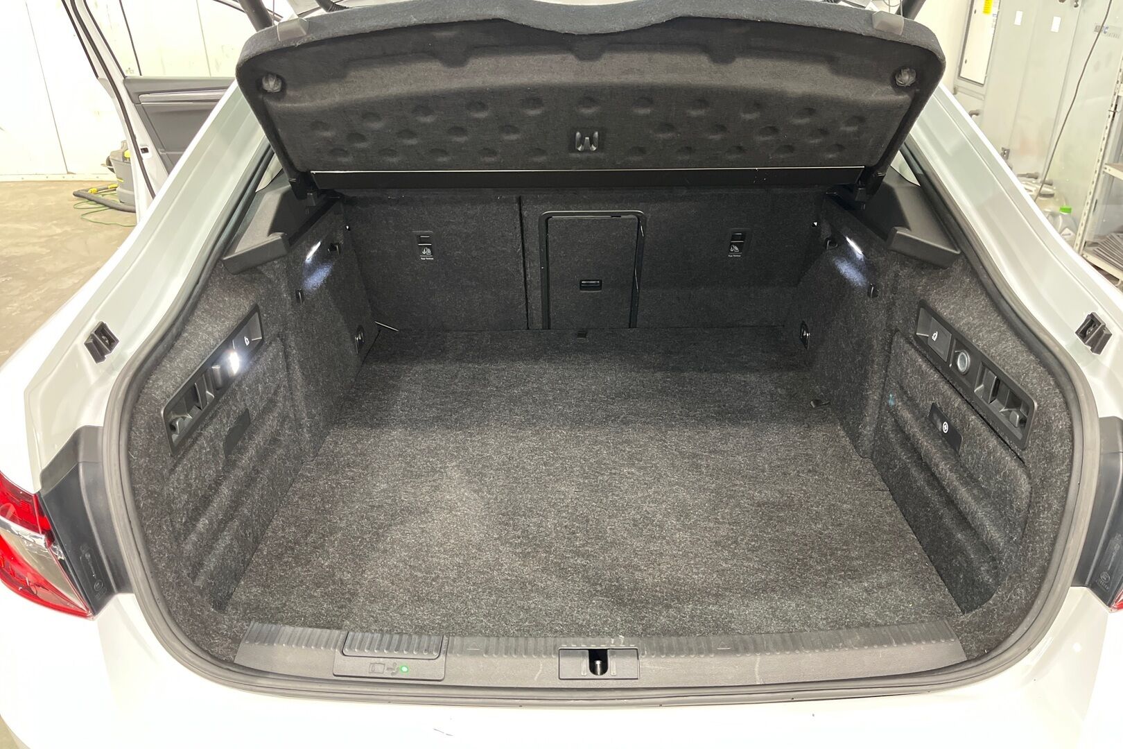Skoda Superb iso kuva 9
