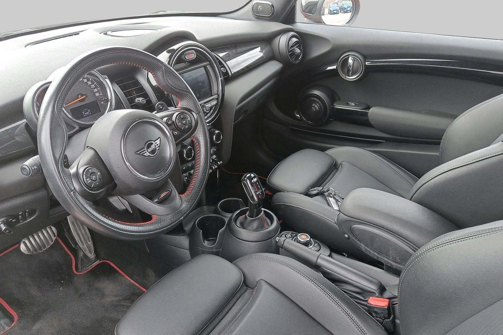 MINI Hatchback iso kuva 2