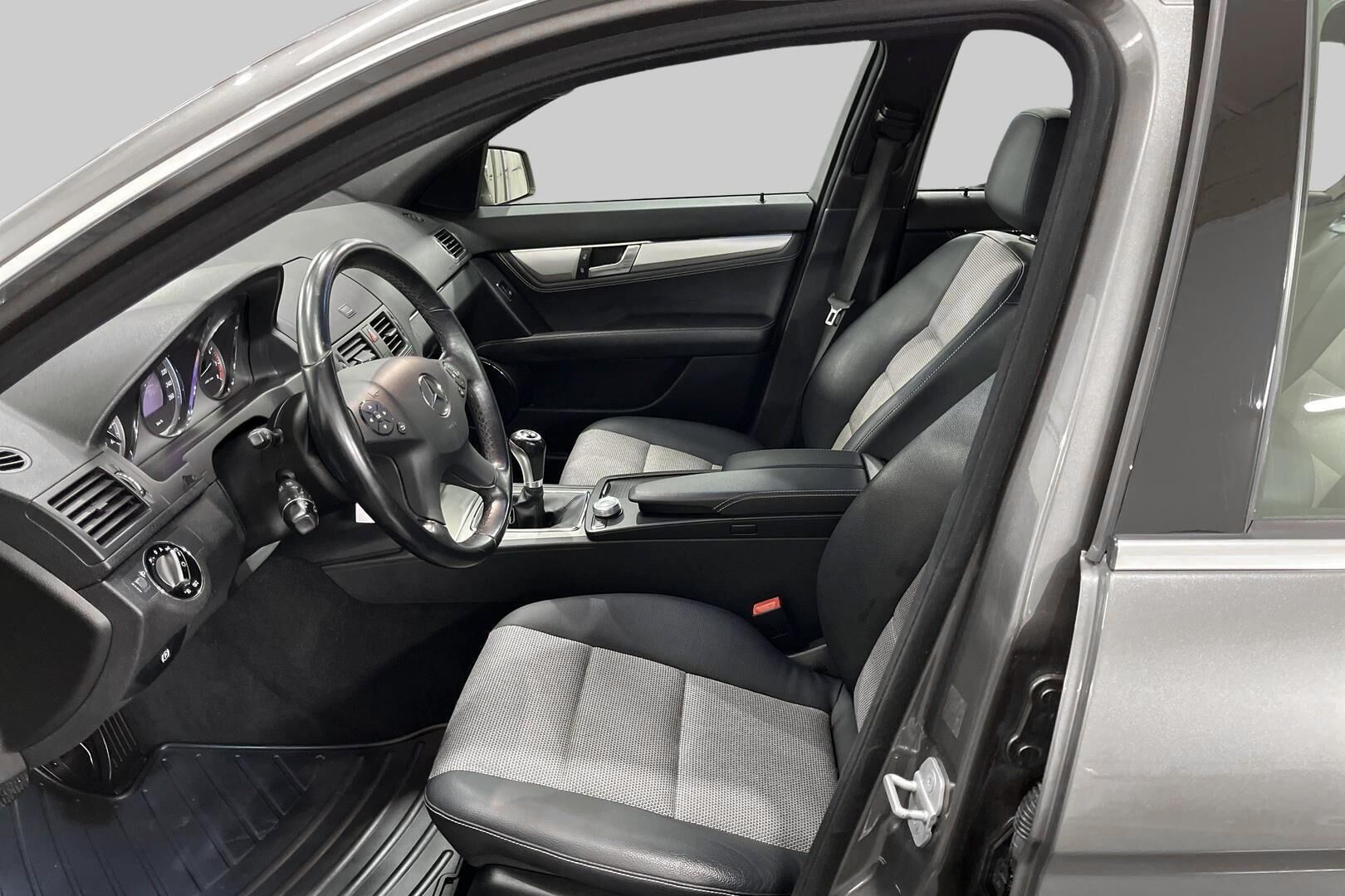 Mercedes-Benz C iso kuva 15
