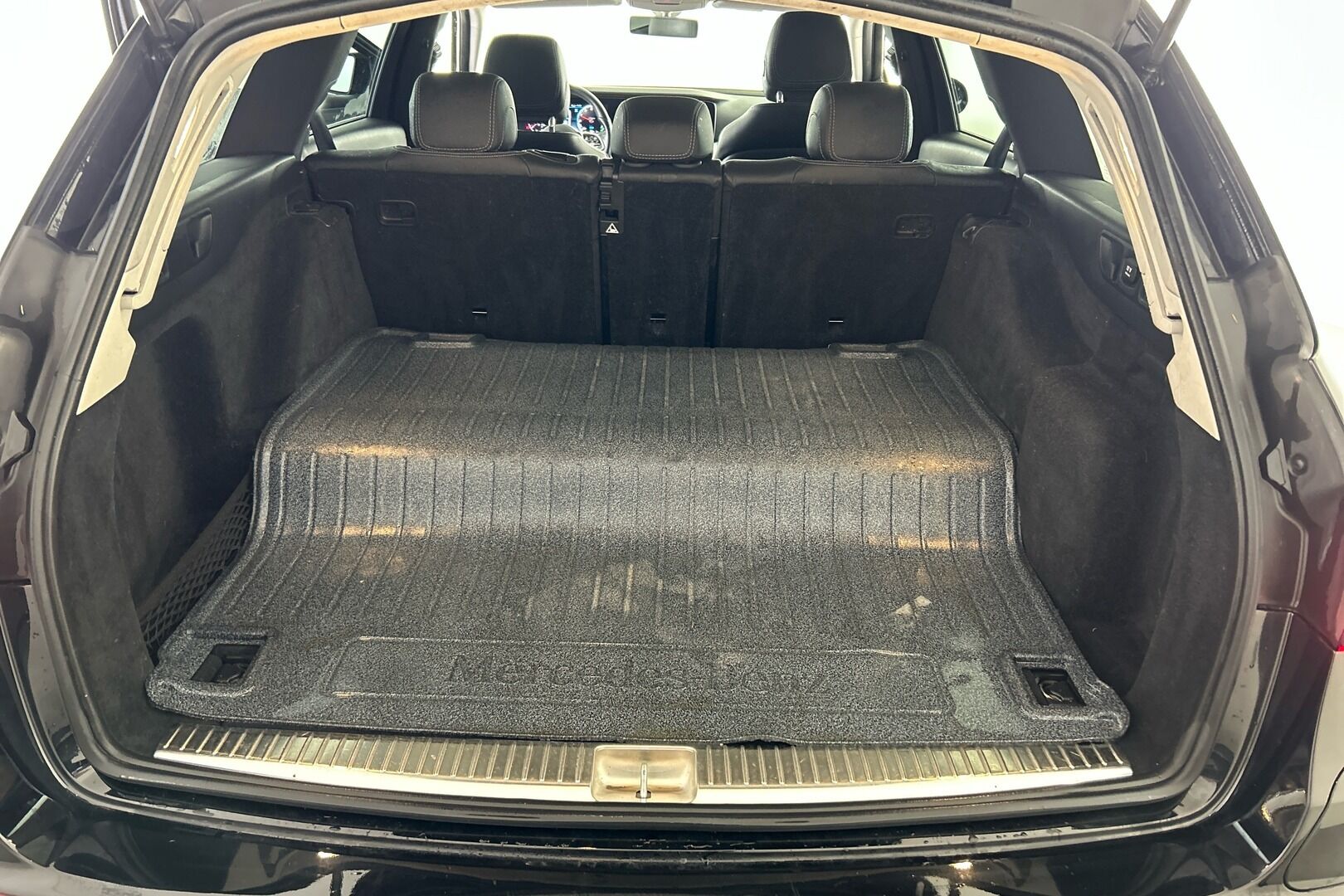 Mercedes-Benz E iso kuva 10