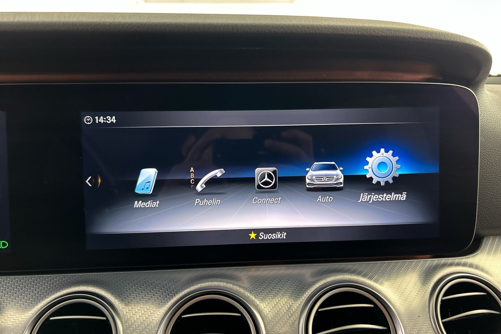 Mercedes-Benz E iso kuva 18
