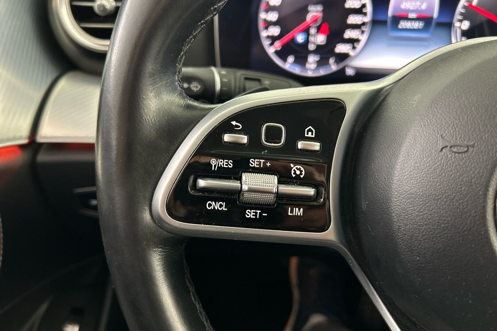 Mercedes-Benz E iso kuva 22