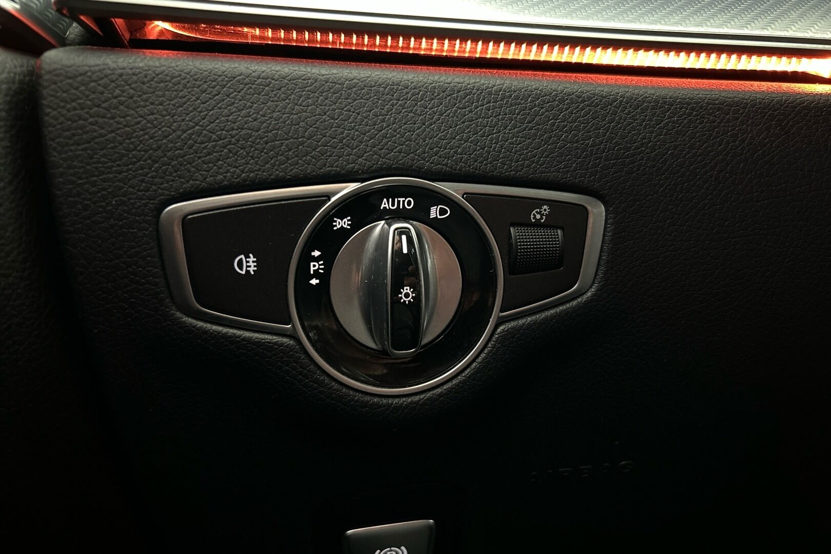 Mercedes-Benz E iso kuva 25