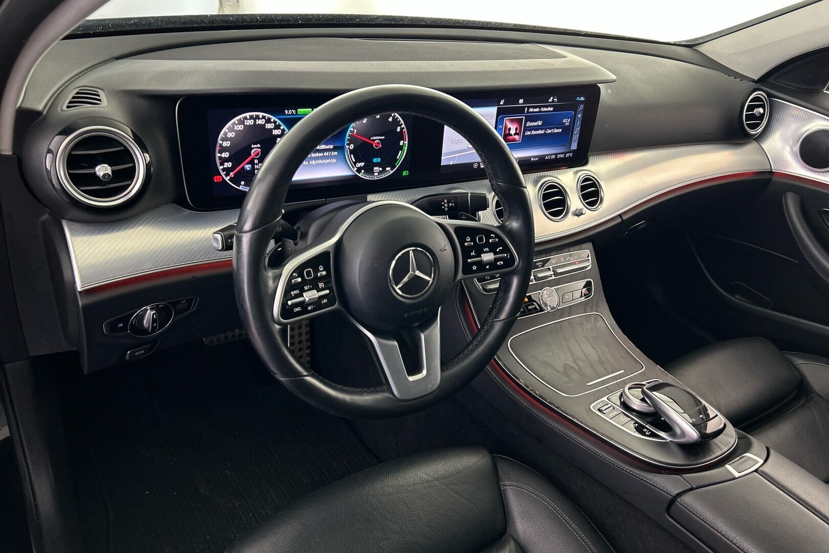 Mercedes-Benz E iso kuva 6