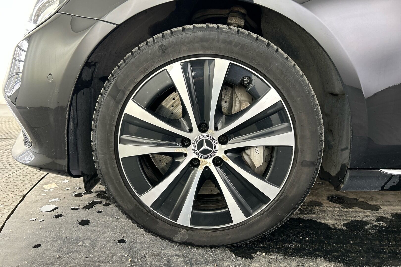 Mercedes-Benz E iso kuva 9