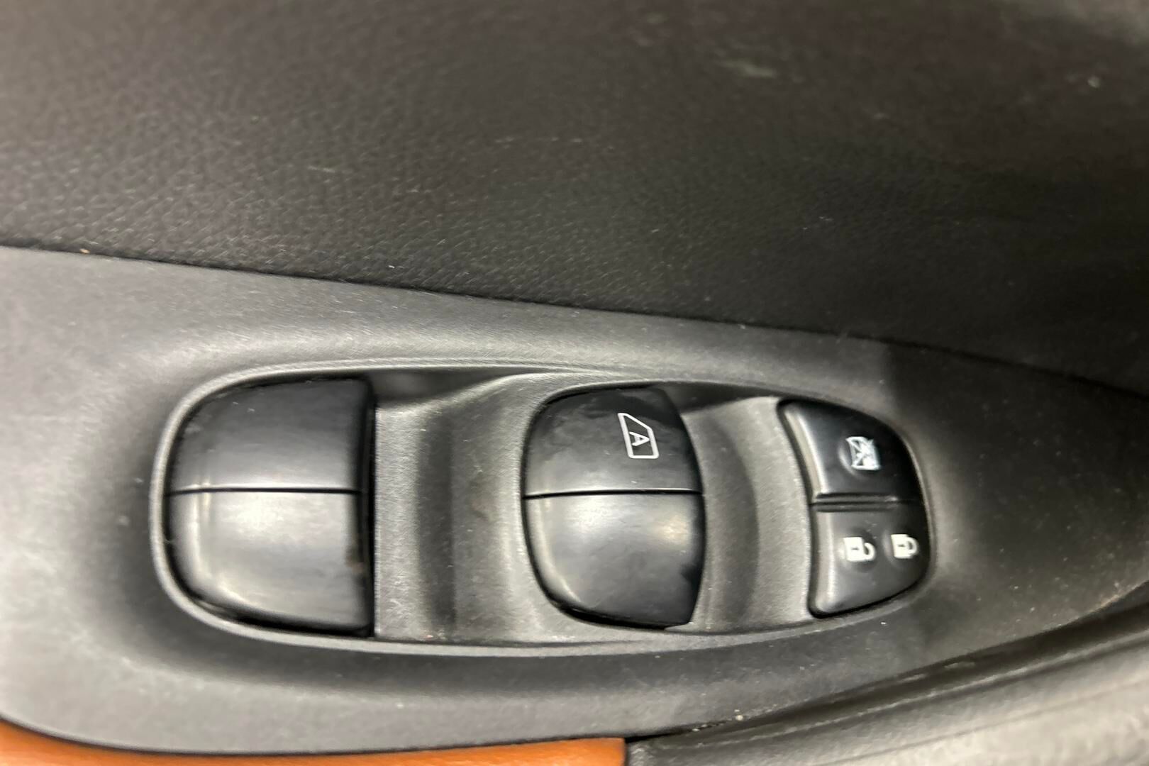 Nissan X-Trail iso kuva 8