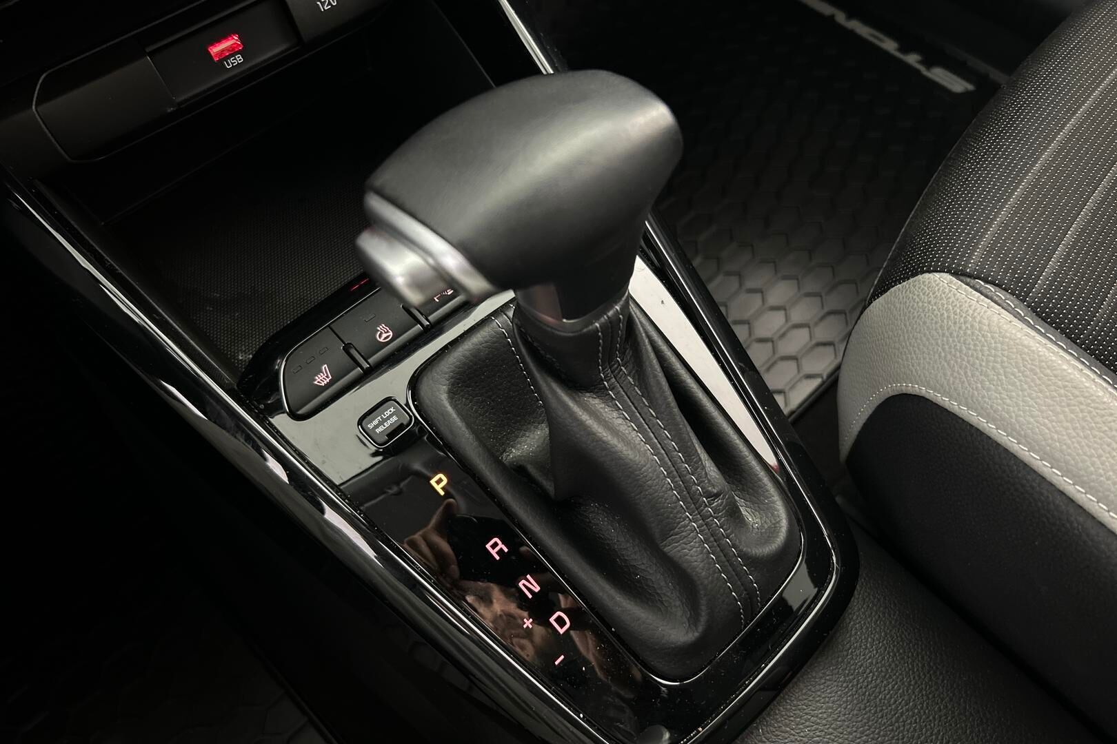 Kia Stonic iso kuva 16