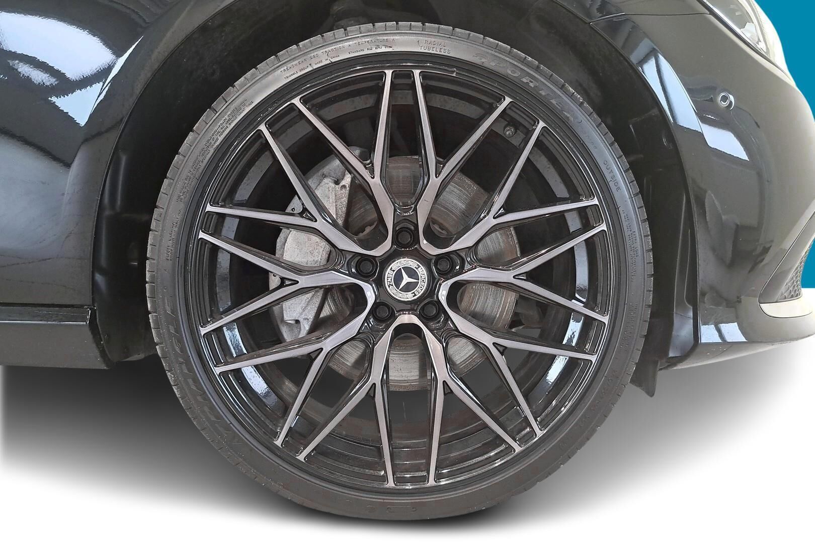 Mercedes-Benz E iso kuva 11
