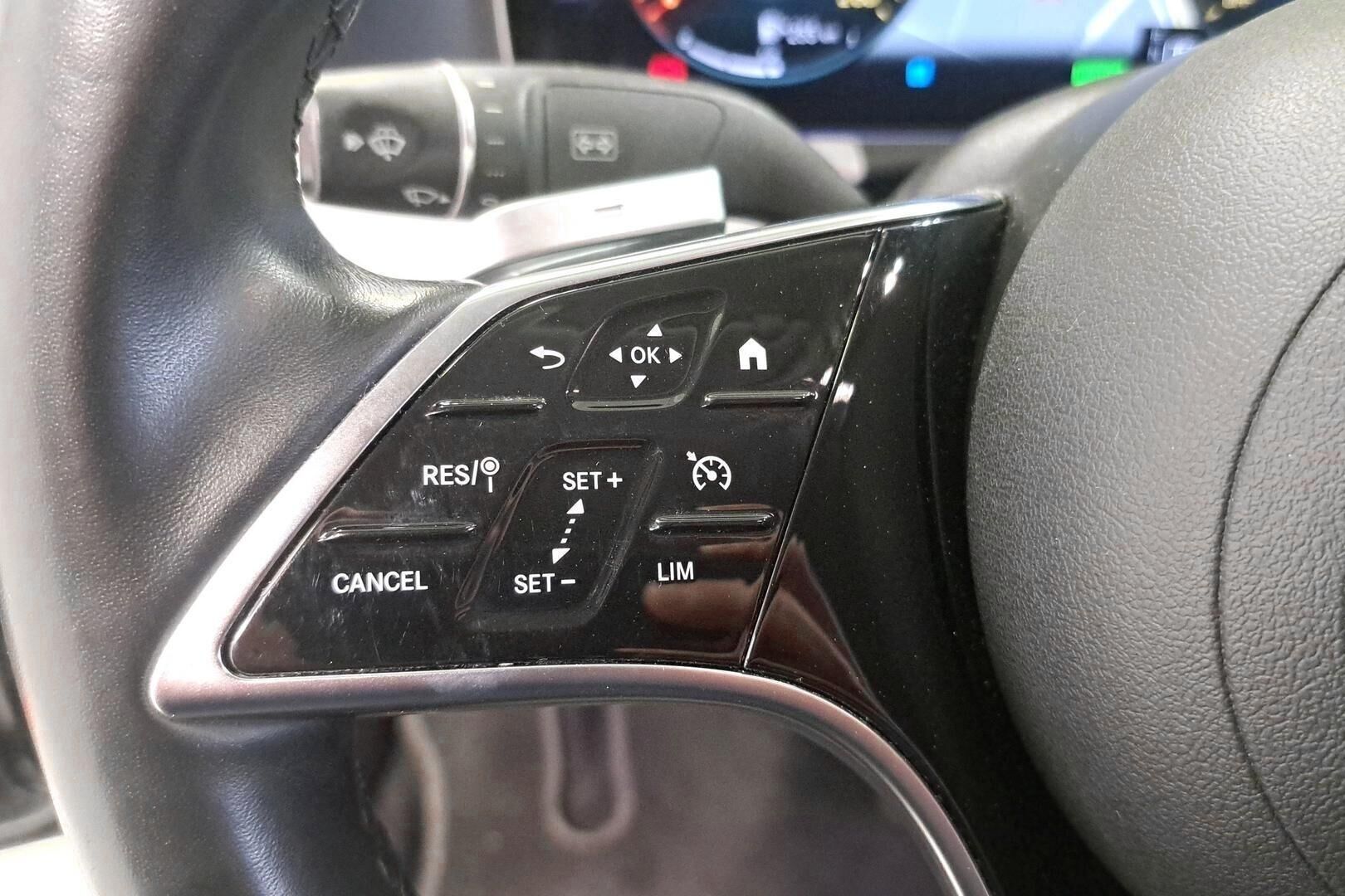 Mercedes-Benz E iso kuva 14