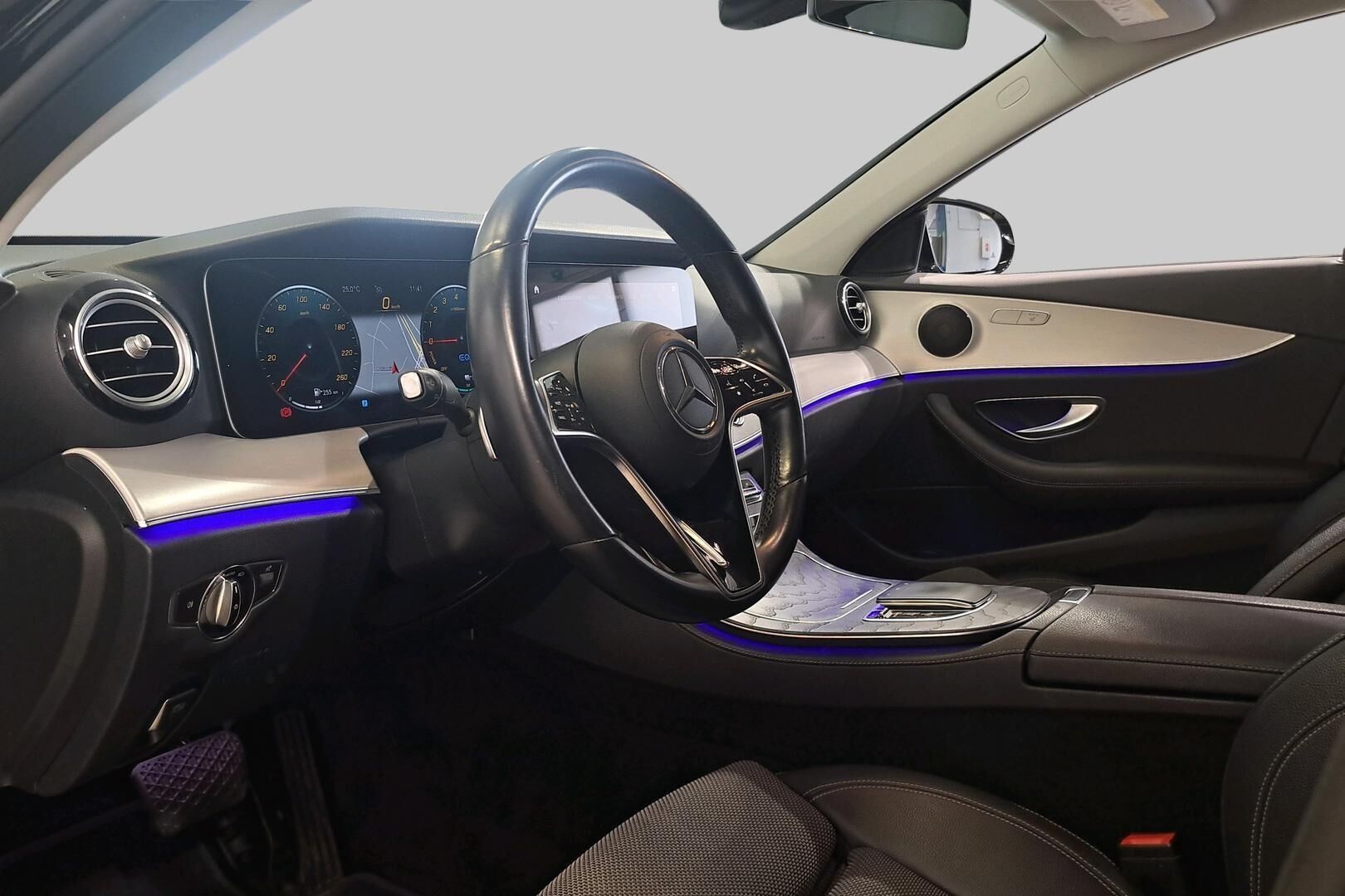 Mercedes-Benz E iso kuva 15
