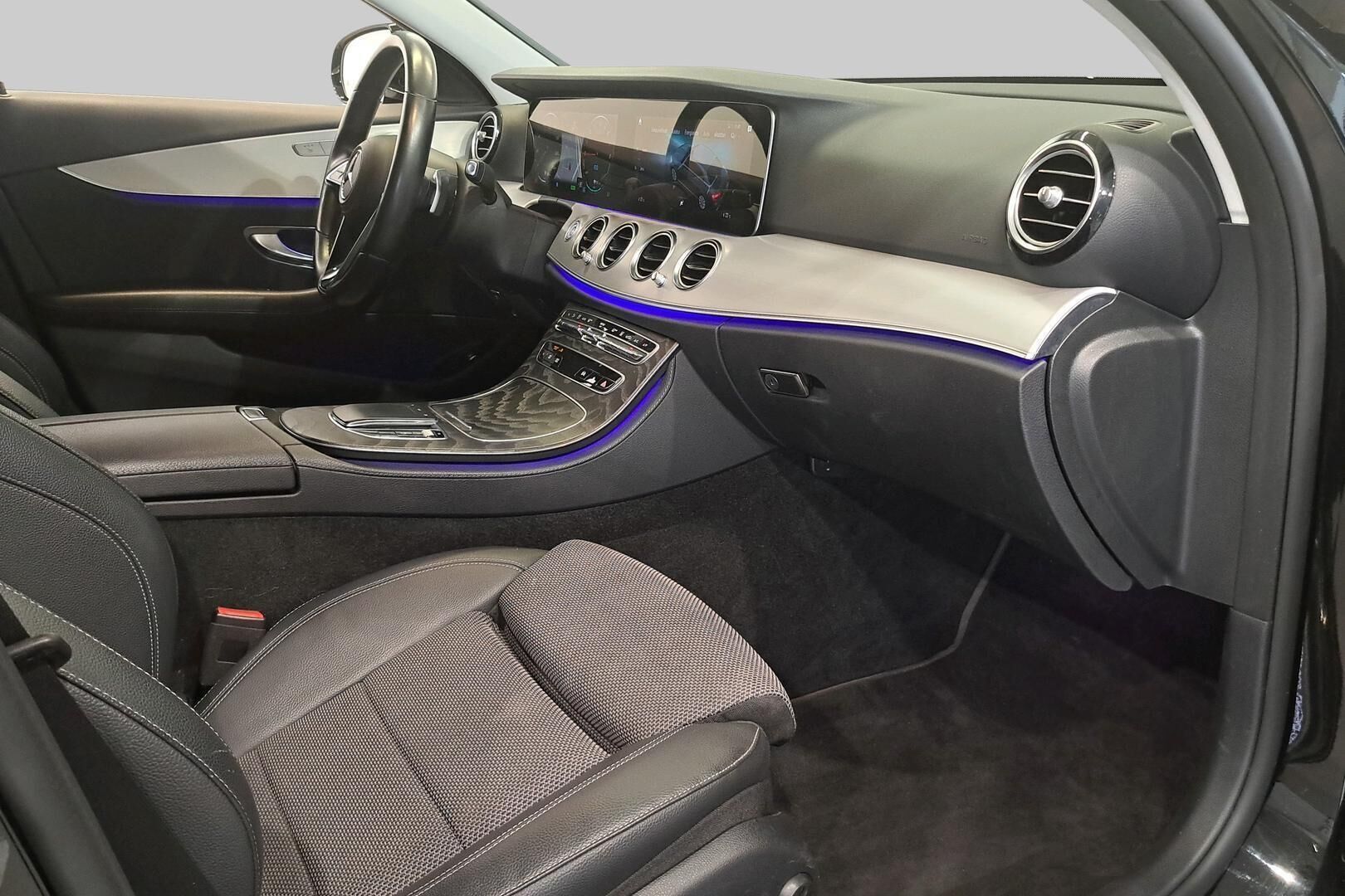 Mercedes-Benz E iso kuva 17