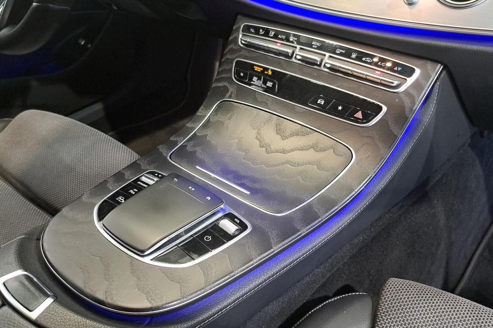 Mercedes-Benz E iso kuva 18